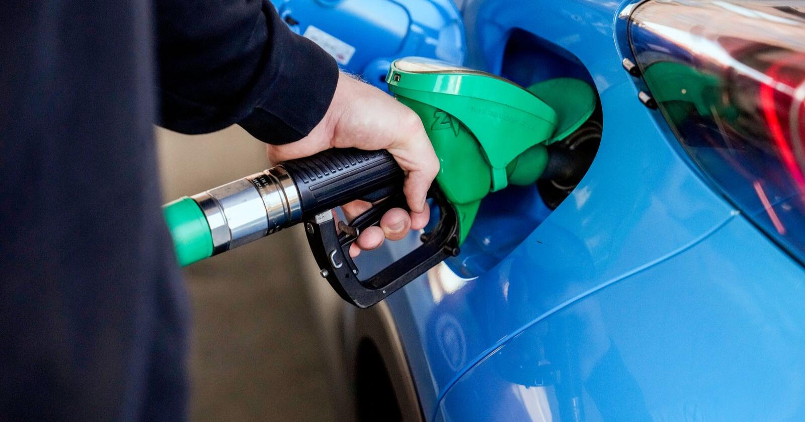 Sverige kan få muligheten til å midlertidig fjerne skatt på bensin og diesel, ifølge nyhetsbyrået TT. Illustrasjonsfoto: Beate Oma Dahle / NTB