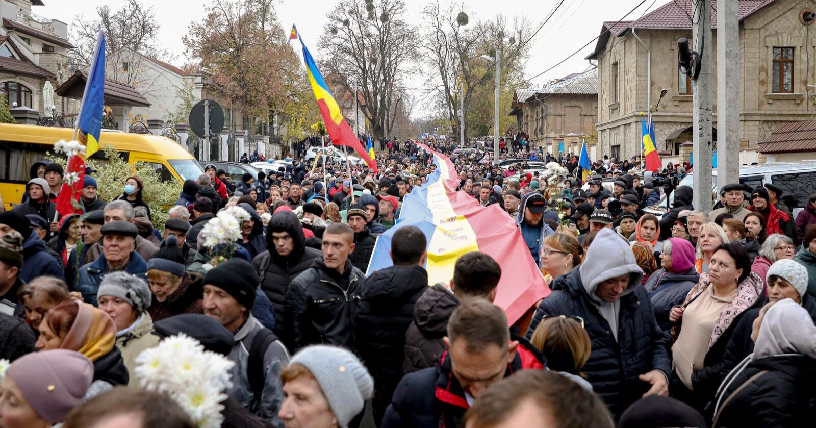 Økende priser og mulig kollaps i jordbrukssektoren har bidratt til den siste tidens protester i Moldovas hovedstad, Chisinau. Foto: NTB/ AP /Aurel Obreja