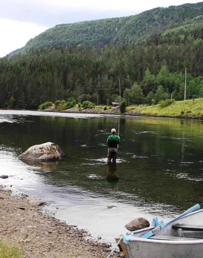 Færre i elva: Antall laksefiskere i norske elver går kraftig tilbake. Menn rundt 50 år er i stort flertall både Bolstadelva i Hordaland (bildet) og i andre elver.  Foto: Norske lakseelver