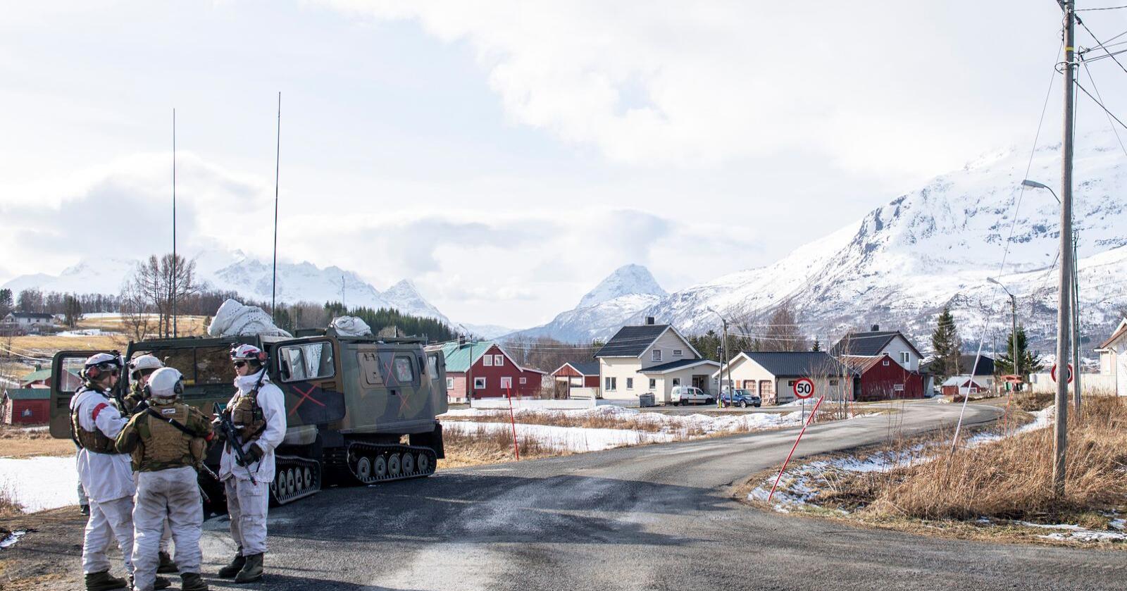 Norske soldater har stoppet ved siden av veien i Magisås under Nato-øvelsen Cold response 2022. Foto: Annika Byrde / NTB
