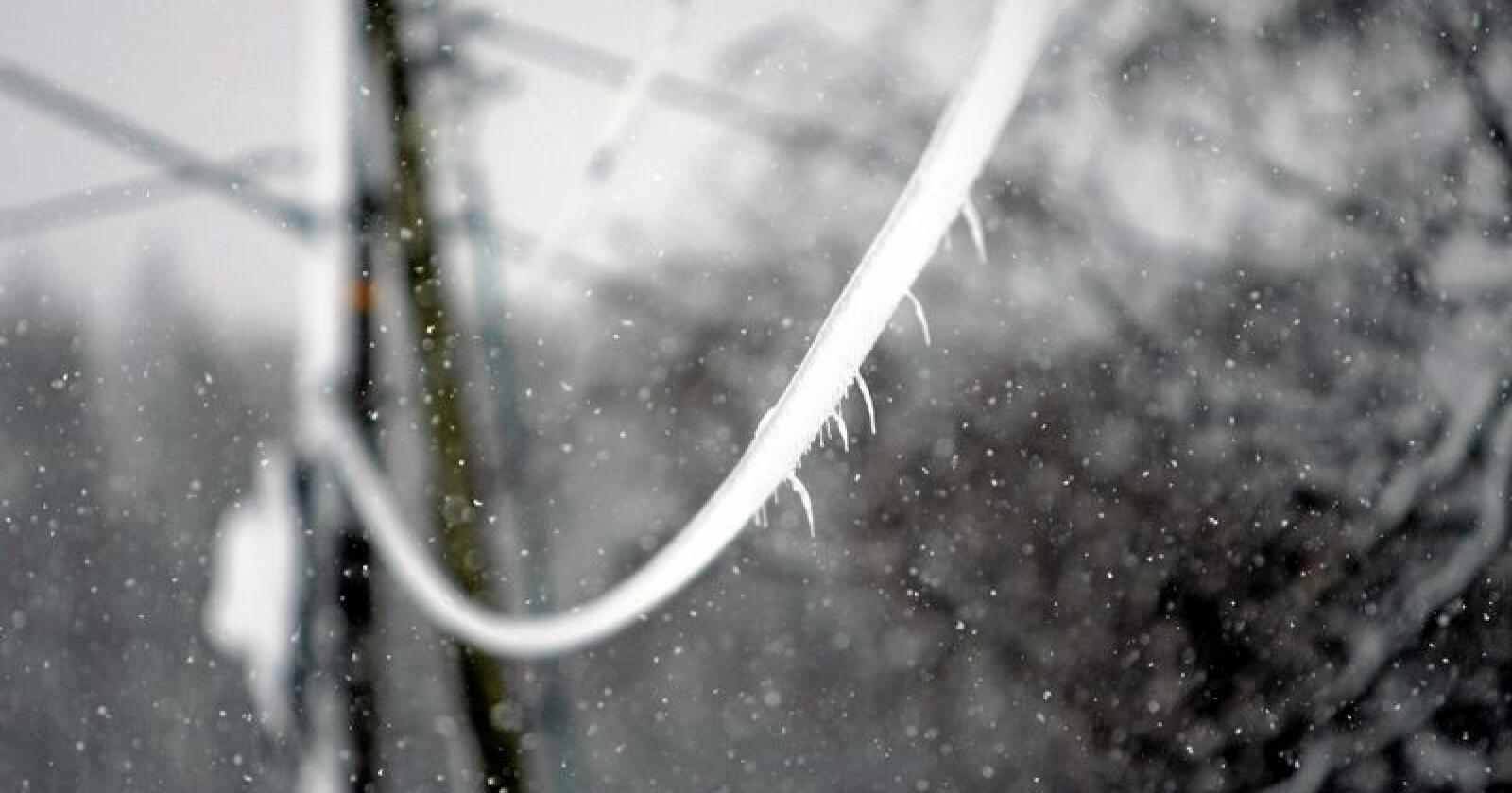 Det slokner i stille grender: Snø og is kan være nok til å bryte strømmen på en vinternatt. Foto: Tor Erik Schrøder / NTB Scanpix