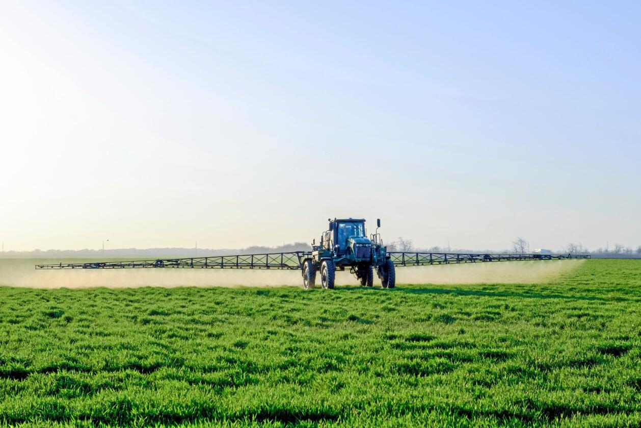Monsanto går sammen med flere bondeorganisasjoner for å saksøke delstatsmyndighetene i California.
