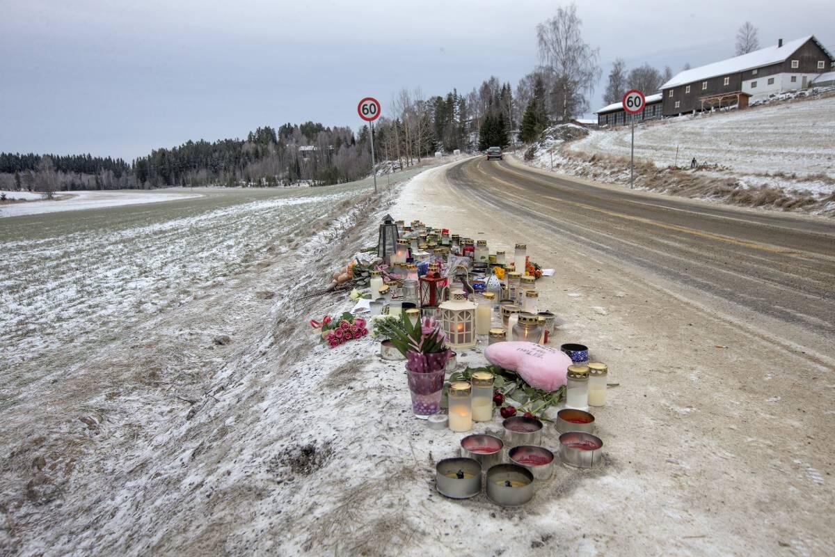 Blomster og lys er tent på stedet langs fylkesvei 125 i Bjørkelangen hvor en 11- årig jente og en 13 -årig venninne ble påkjørt lørdag og senere døde, da de var ute og red i en sulky. Foto: Terje Bendiksby / NTB scanpix