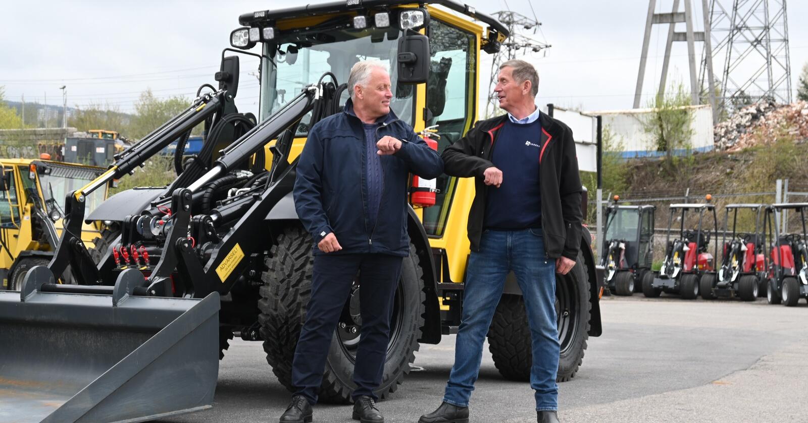 Daglig leder Ole Hveem ( til venstre) i Akershus Traktor og daglig leder i Sandhaug AS, Rune Sandhaug skal samarbeide om å få flere Lundberg-maskiner ut til Norske kunder.