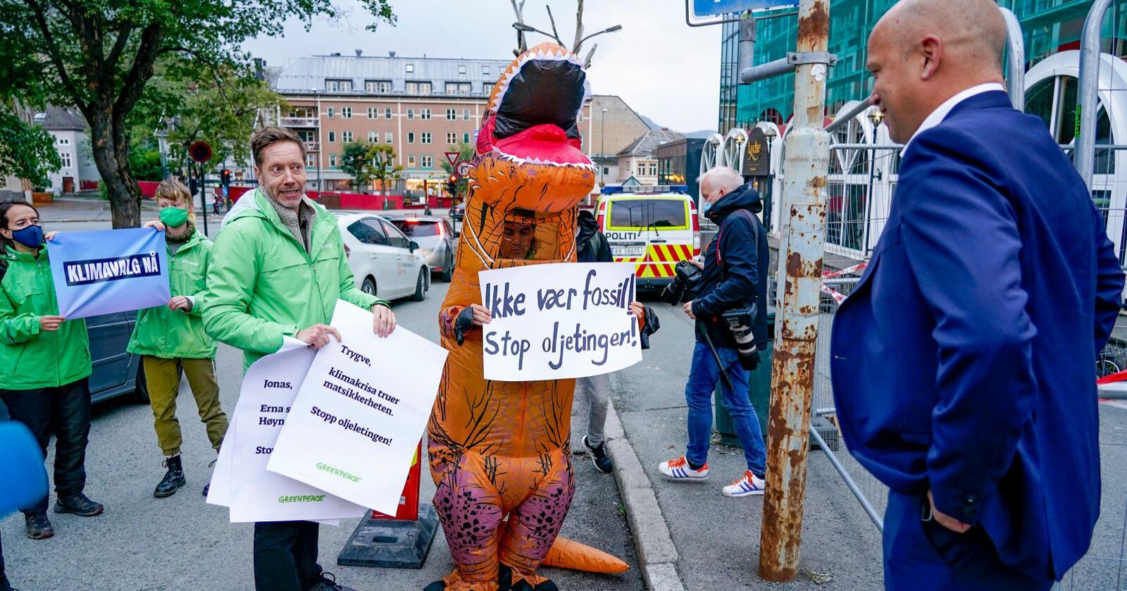 Sp-leder Trygve Slagsvold Vedum blir møtt av demonstranter fra Greenpeace under valgkampen. Foto: Gorm Kallestad / NTB