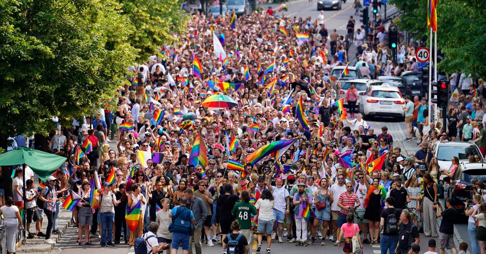Oslo 26. juni: En gruppe går i tog etter at Oslo Pride avlyste årets tog etter anbefaling fra politiet. Foto: Håkon Mosvold Larsen / NTB
