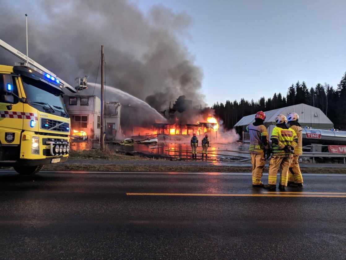 To personer er fortsatt savnet etter at det fredag morgen brøt ut brann hos Metallco på Eina. Foto: Marit Mathisen / Totens Blad / NTB scanpix