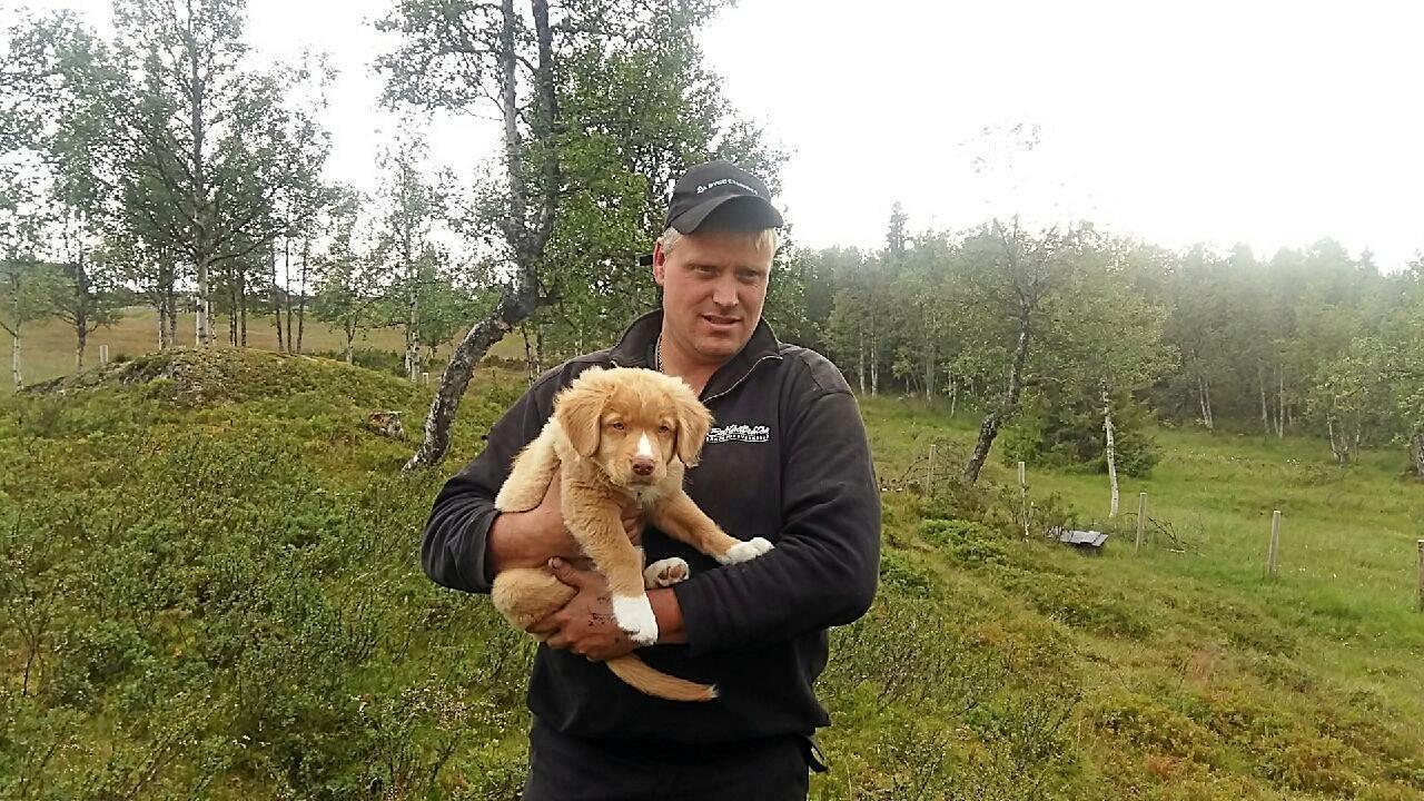 Kjell Arne Bolstadbråten måtte avlive en hund som gikk til angrep på en av lammene hans. Her er han med sin egen valp, Messi. Foto: Privat