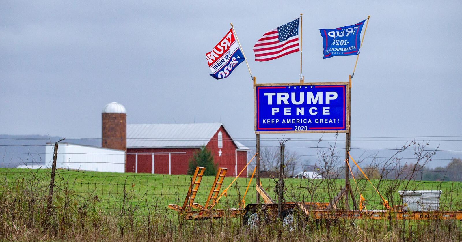 Et Trump/Pence skilt satt opp på en gård i USA i forkant av valget i 2020. (Foto: Paul Weaver/Sipa USA)