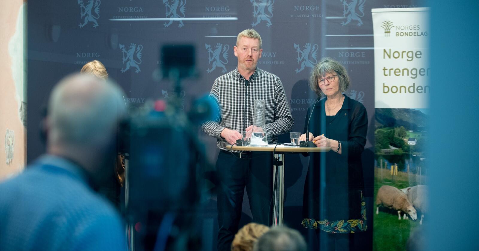 Norges Bondelag og Norsk Bonde- og Småbrukarlag leverte sitt krav onsdag. Det rekordhøye kravet har skapt delte meninger. Foto: Vidar Sandnes