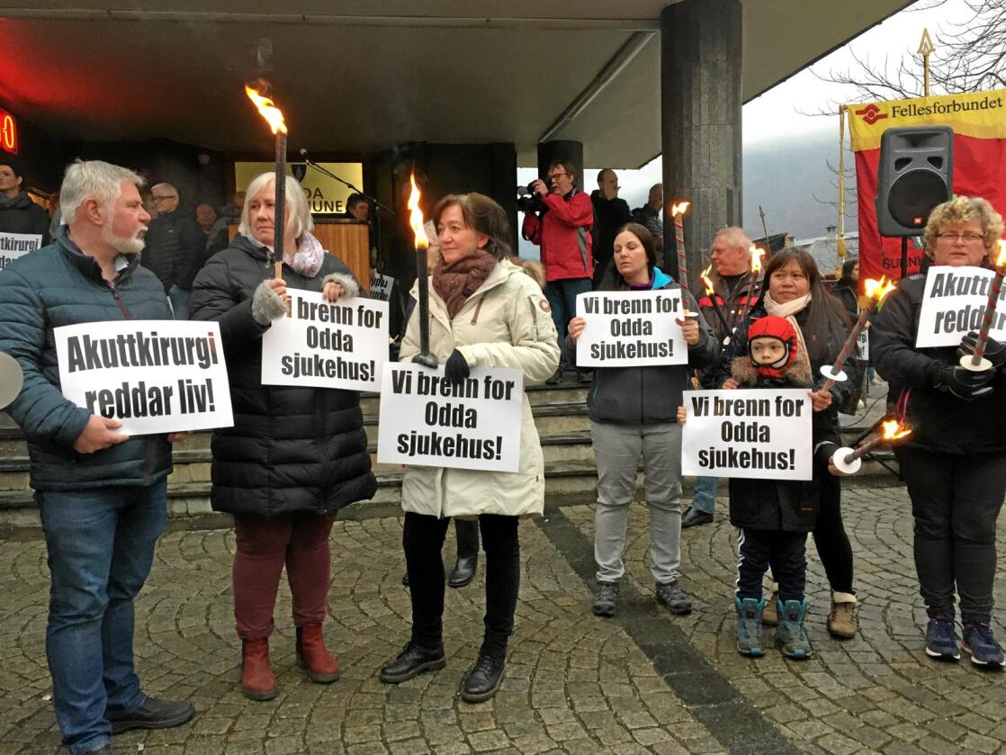 Sterke ord ble tatt i bruk da demonstranter tok til gatene i Odda for å kjempe for akuttkirurgien ved Odda sjukehus i dag. Foto: Siri Juell Rasmussen