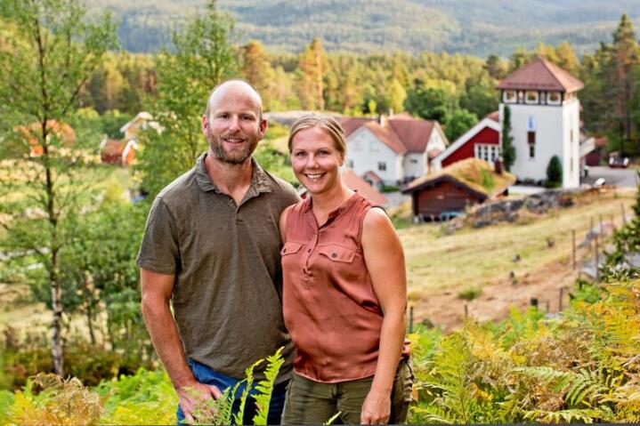 Skogens gull: Pernille Vea og Gunnar Sagstuen skaper system, og næringsutvikling av den uendelig store blåbærresursen som finns der ute. Foto: Solfrid Sande 