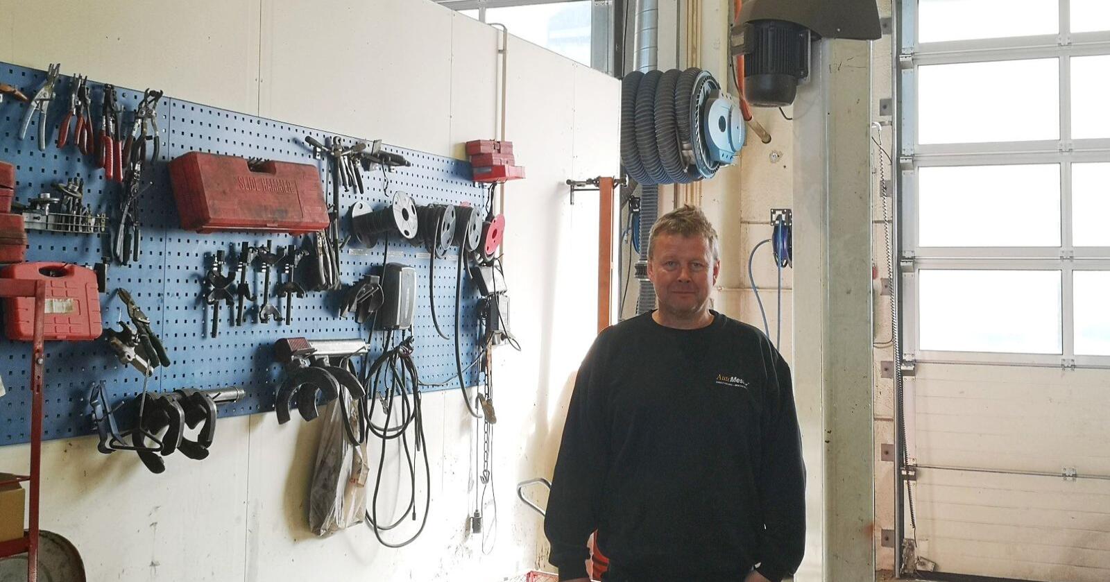 Jan Arild Eie er daglig leder i Ryfylke Bilverksted, og har investert i varmepumper og vifter. Foto: Privat