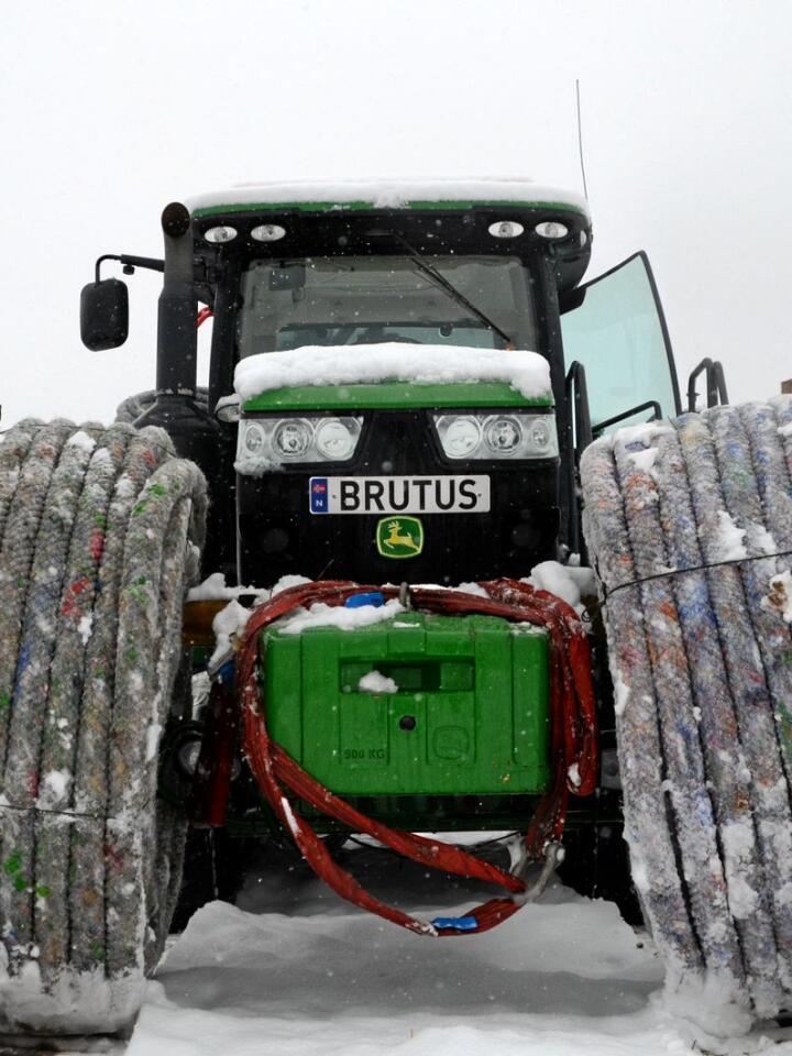 Traktoren som har fått navnet Brutus, er kjøpt brukt fra England for omtrent én million kroner. 