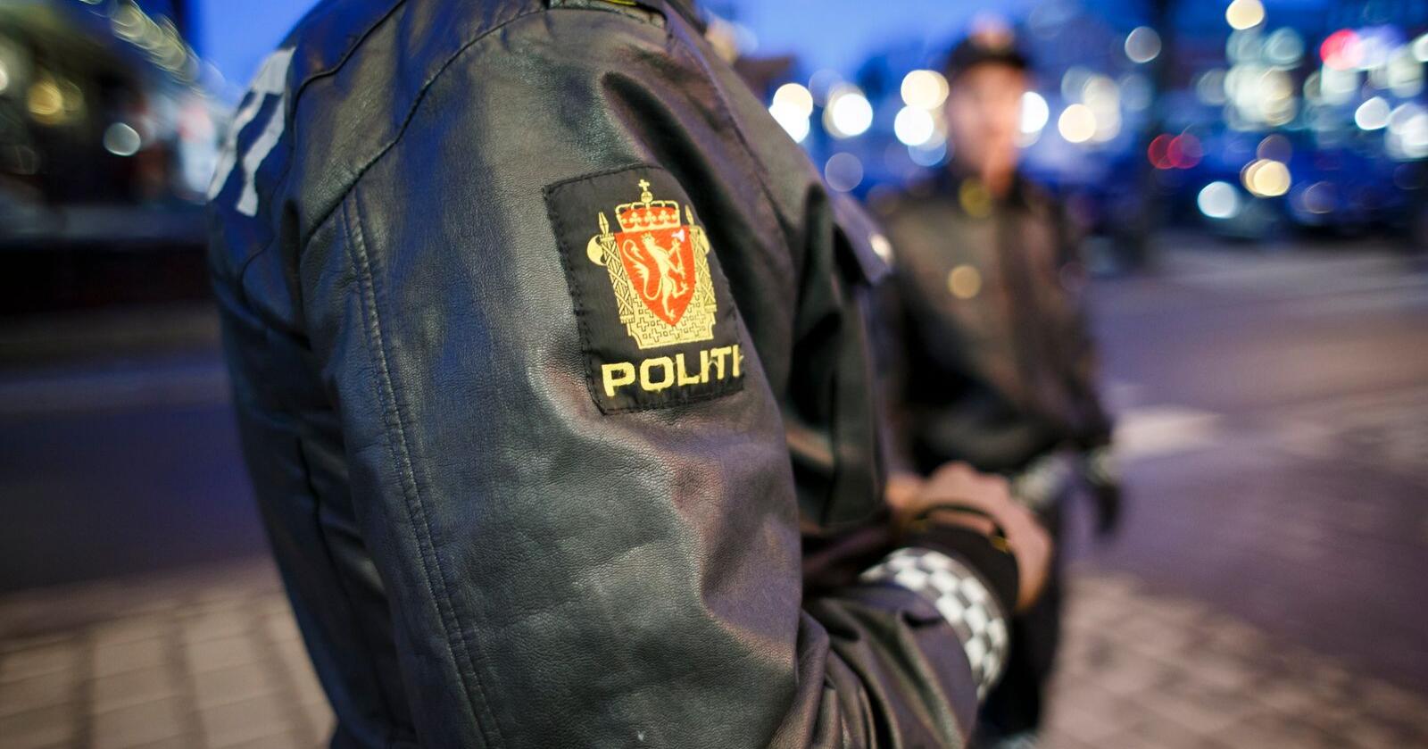 Et flertall i Stortinget ønsker at politifolkene som patruljerer gatene skal ha kortere vei til arresten. Foto: Heiko Junge / NTB scanpix