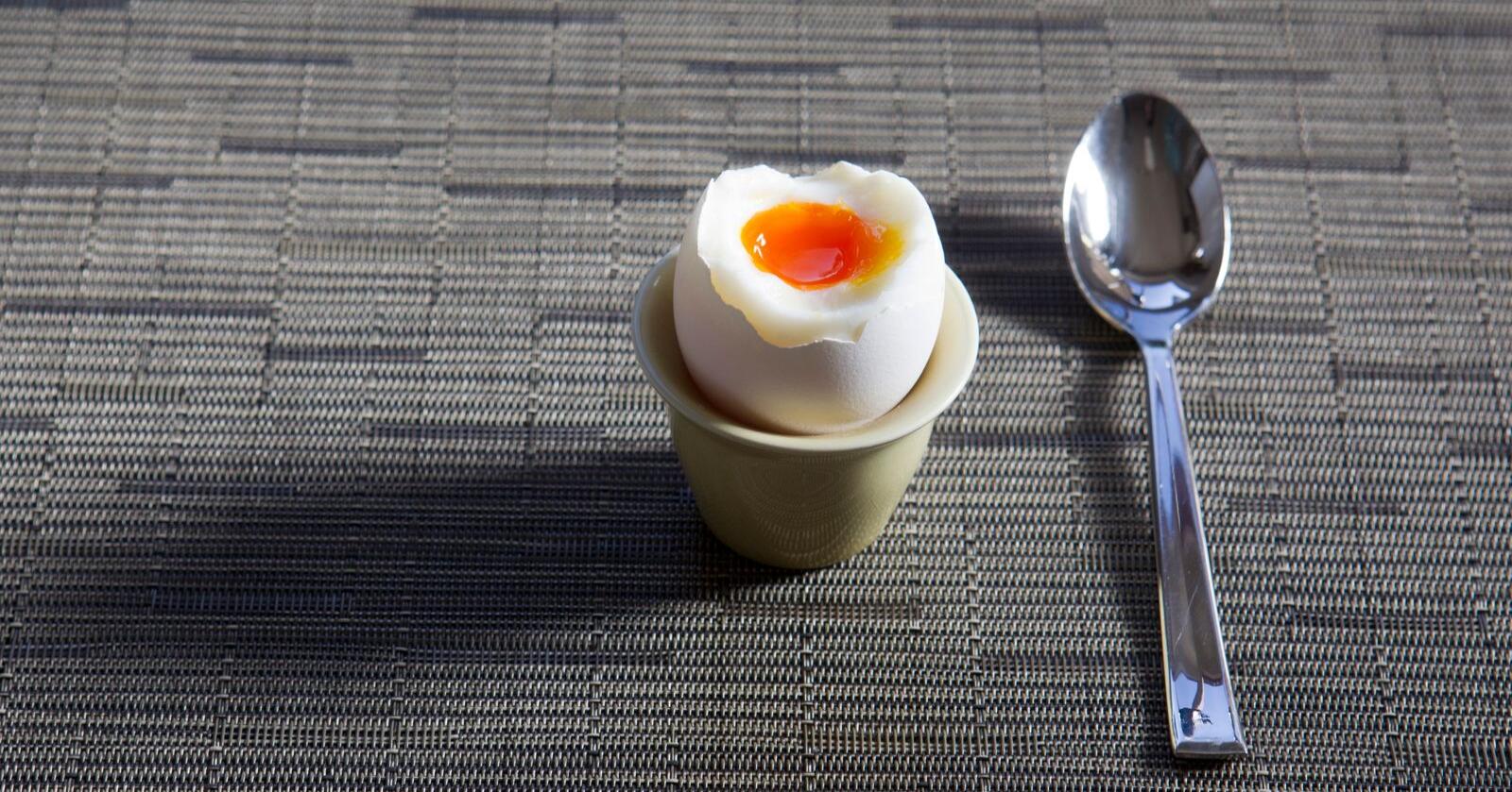 Illustrasjonsbilde: eggene, som kommer som flytende væske på kartong, er laget av bønner. Her et vanlig hønseegg. Foto: Erlend Aas / NTB