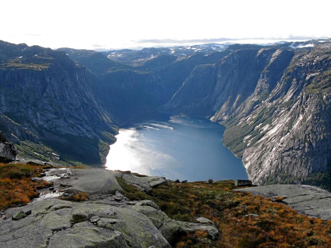 Trolltunga er en av Norges største turistattraksjoner. Nå plasserer Odda kommune fjellvakter på stien til Trolltunga for å øke sikkerheten. Foto: Dagmar Moseby