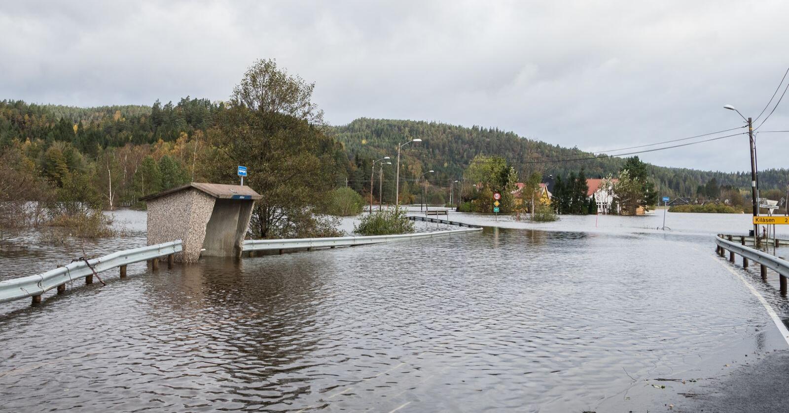Klimatilpasning: Ras og stengte veier er kanskje distriktenes største problem, mens overvannsproblematikk og fylte kjellere er et desto større problem i byene, skriver kronikkforfatterne. Her en oversvømmelse i Kristiansand. Foto: Mostphotos