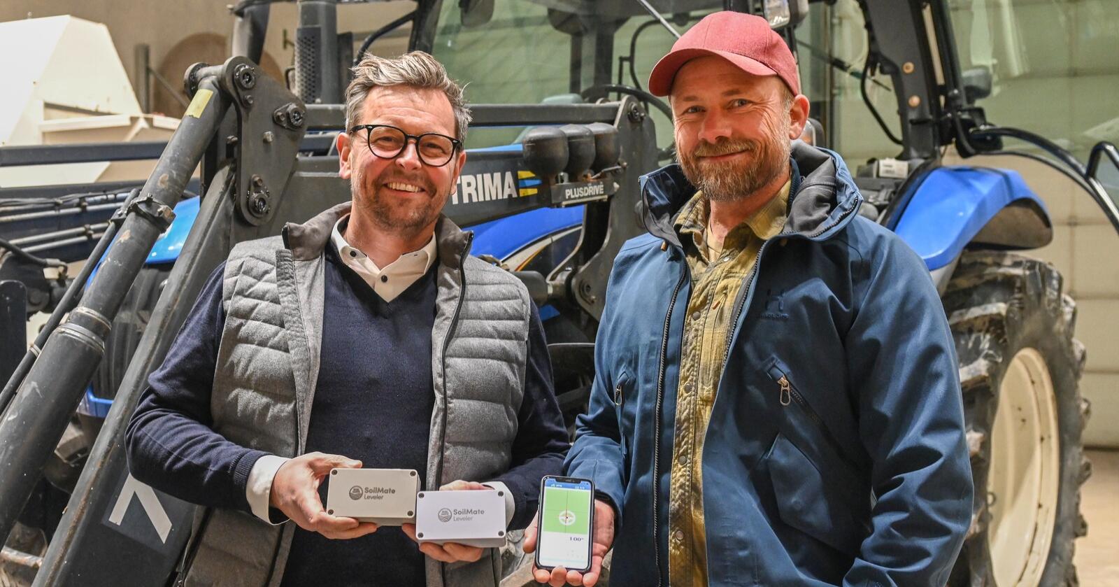 Gründere: Jon-Einar Hovland og Ole J. Mørch er to av gründerne bak SoilMate Leveler. Produktet er endelig klart for markedet, og ble sluppet for salg under Agroteknikk-messa i slutten av november.