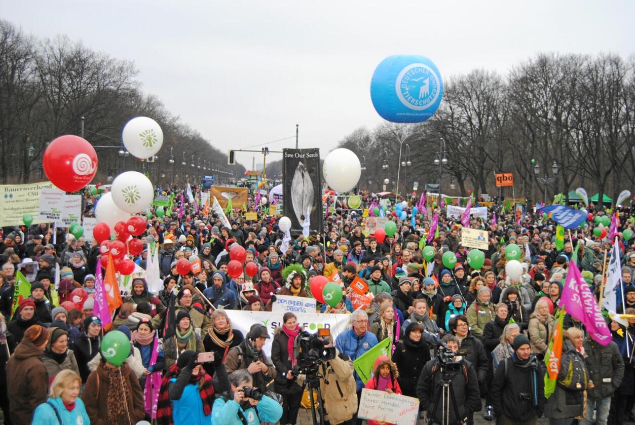 Mange møtte fram: 18 000 personar demnstrerte mot frihandel med mat og insdustrilandbruk i Berlin. Foto: Astrid Sverresdotter Dypvik