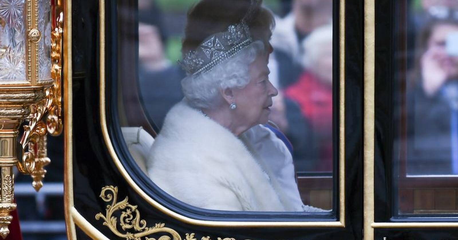 Den engelske dronningen dropper nå pelsen, og går over til fuskepels. Foto: Alberto Pezzali / Ap / NTB scanpix