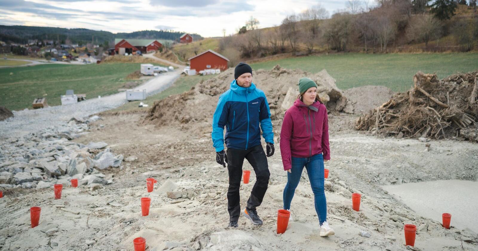 Maren og Ole Morten Gangstad satser stort og bygger nytt storfjøs til 22 millioner kroner. Foto: Sebastian Bang