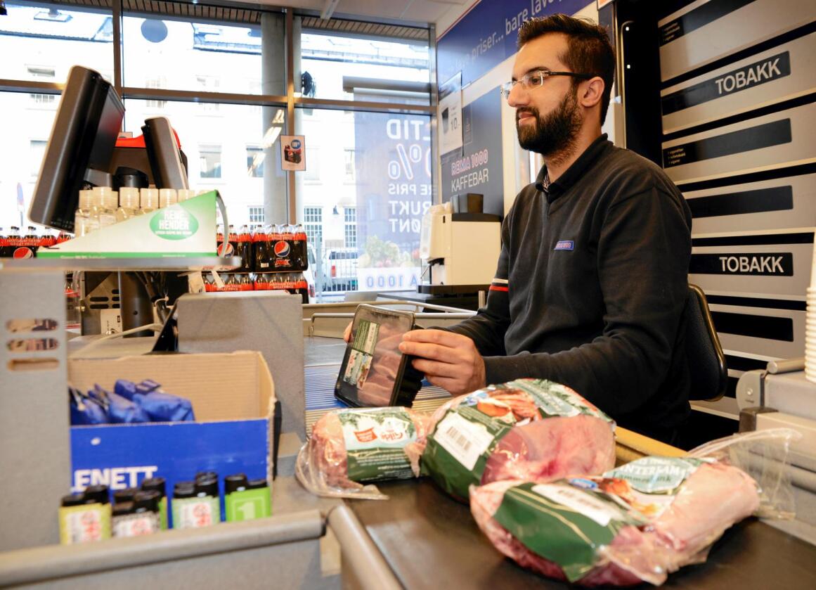 Greit salg: Safeer Ahmed ved Rema 1000 på Grønland i Oslo sier salget av vinterlam går greit, men at det ikke har vært veldig stor etterspørsel i hans butikk. Foto: Mariann Tvete
