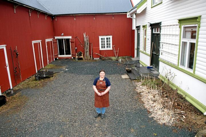 Stort prosjekt: Margarete Uddu har brukt seks millioner for å bygge opp Strømnes i Inderøy. Her er står hun på tunet mellom byggene som oldefarens hennes satte opp i 1904. Alle foto: Håvard Zeiner