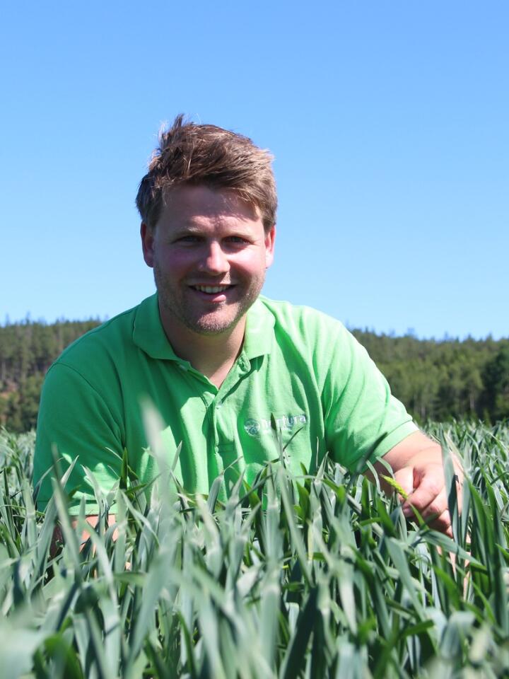DYR OG PLANTER: Bård Lauritzen driver med korn og kalkun på Sandaker gård i Rakkestad. 