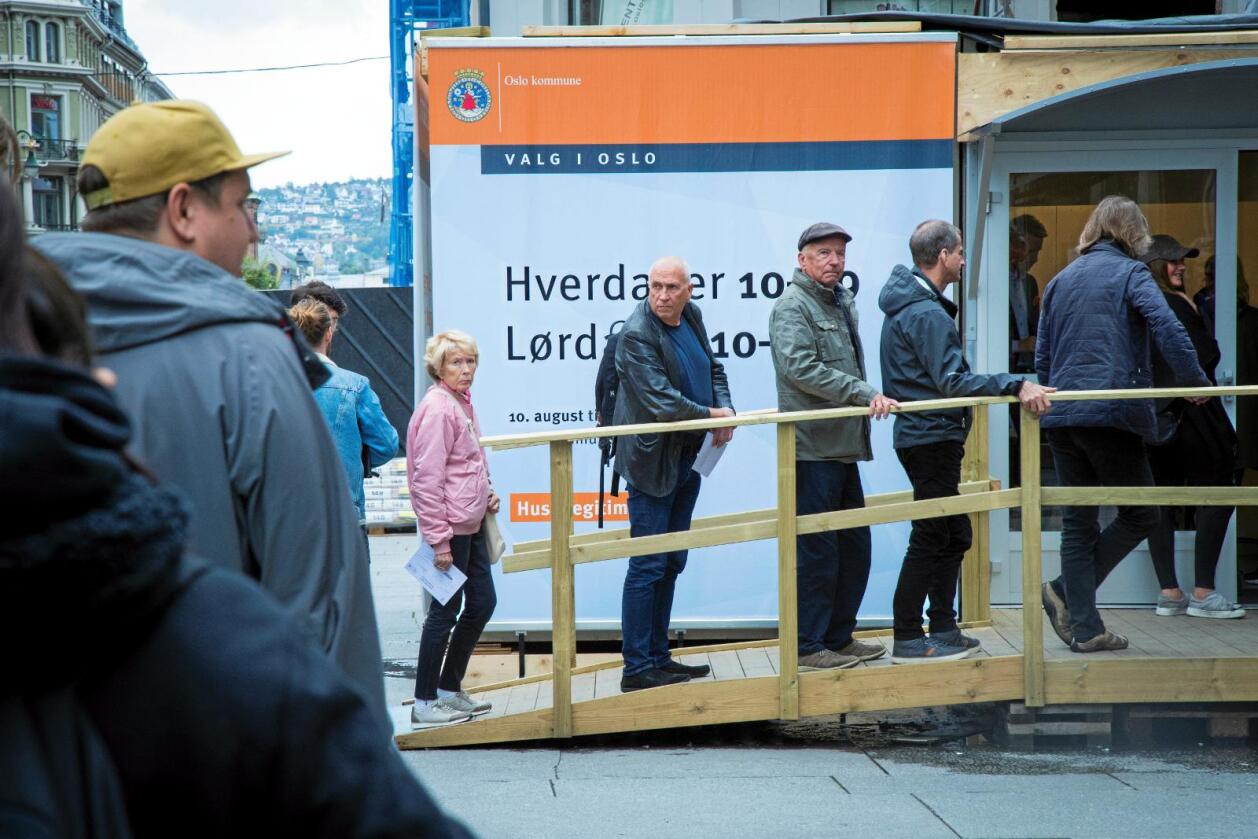 Kø for å førehandsstemme på Egertorget i Oslo før valet. Fleire førehandsstemmer blir forkasta nå på grunn av sen postgang. Foto: Heiko Junge / NTB scanpix