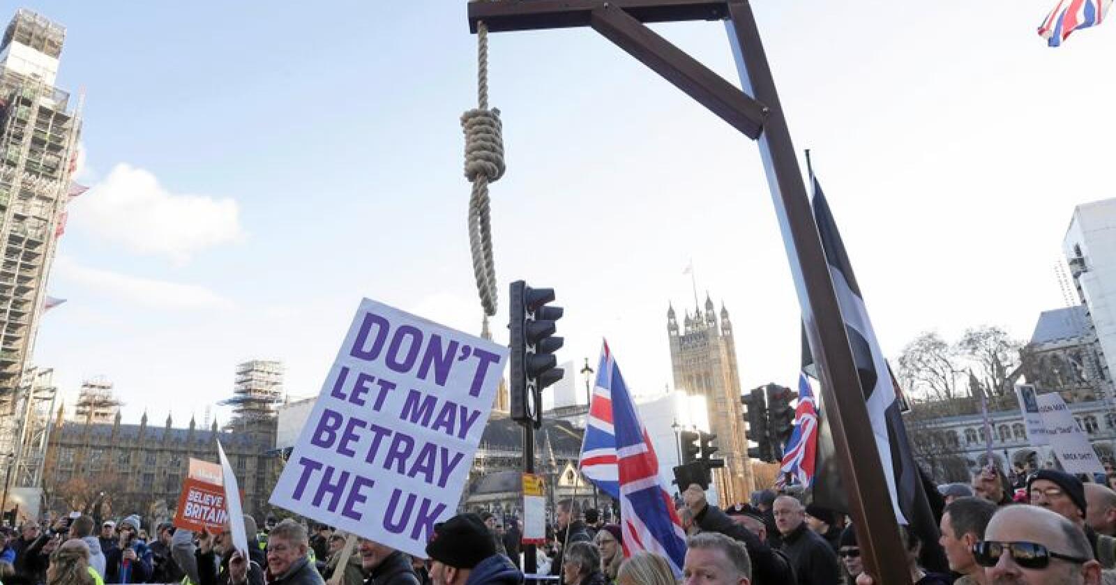 Krigsretorikk: En ytterliggående brexit-tilhenger stilte med en galge tilegnet statsminister Theresa May under en demonstrasjon i London i helgen. Foto: Tim Ireland / AP / NTB Scanpix