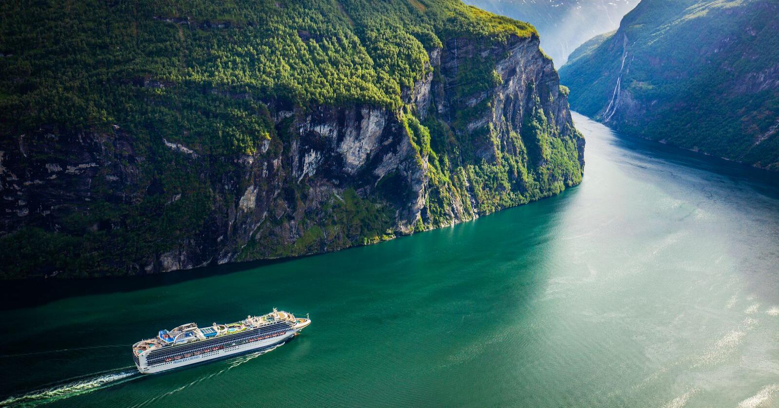 Fire av ti nordmenn planlegger å legge sommerferien til Norge. Her fra Geirangerfjorden. Foto: Halvard Alvik, NTB
