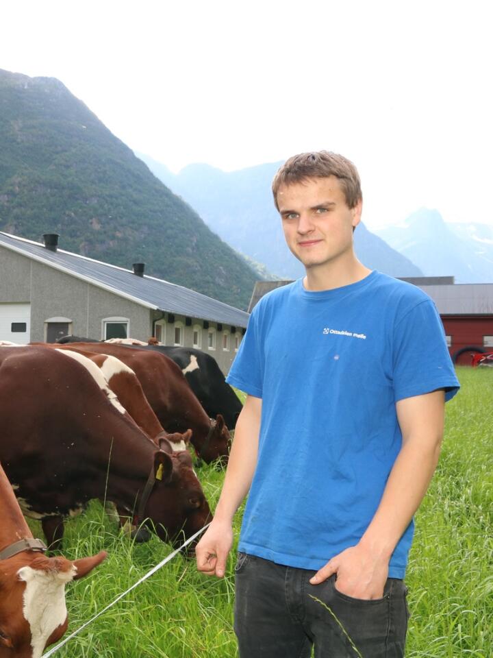 FLYTTET: Opprinnelig er 22 år gamle Martin Brøyn Jordalen fra Hemsedal og har nå vært melkeprodusent i Oldedalen i Stryn i to år. Han syntes at det gikk greit å flytte til en helt ny bygd, og bli kjent med naboene, til tross for koronarestriksjoner det første året. 