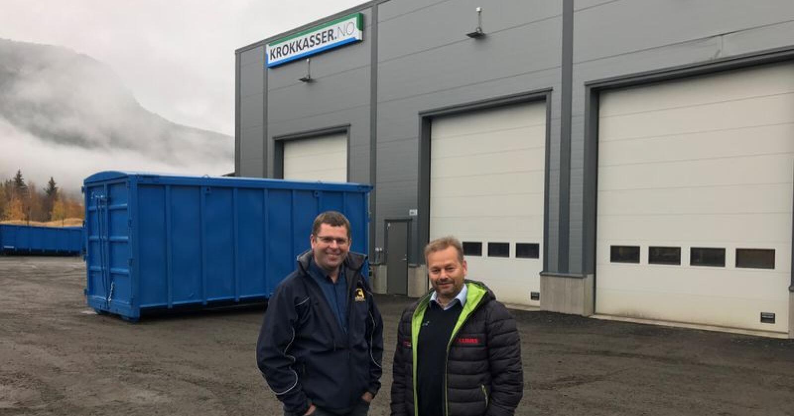 Svein Skurdal (t.v.) og Trond Arne Bredesen blir samarbeidspartnere når Lena Maskin etablerer salgs- og servicepunkt på Harpefoss fra 1. januar 2020. (Foto: Norwgian Agro Machinery)