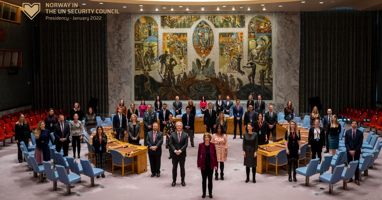 G35 i FN: I symbolsk gave til de andre landene i FNs sikkerhetsråd valgte Norge Gubrandsdalsosten, da Norges FN-ambassadør Mona Juhl tok over presidentskapet i New York. (Foto: Mark Garten/FN)