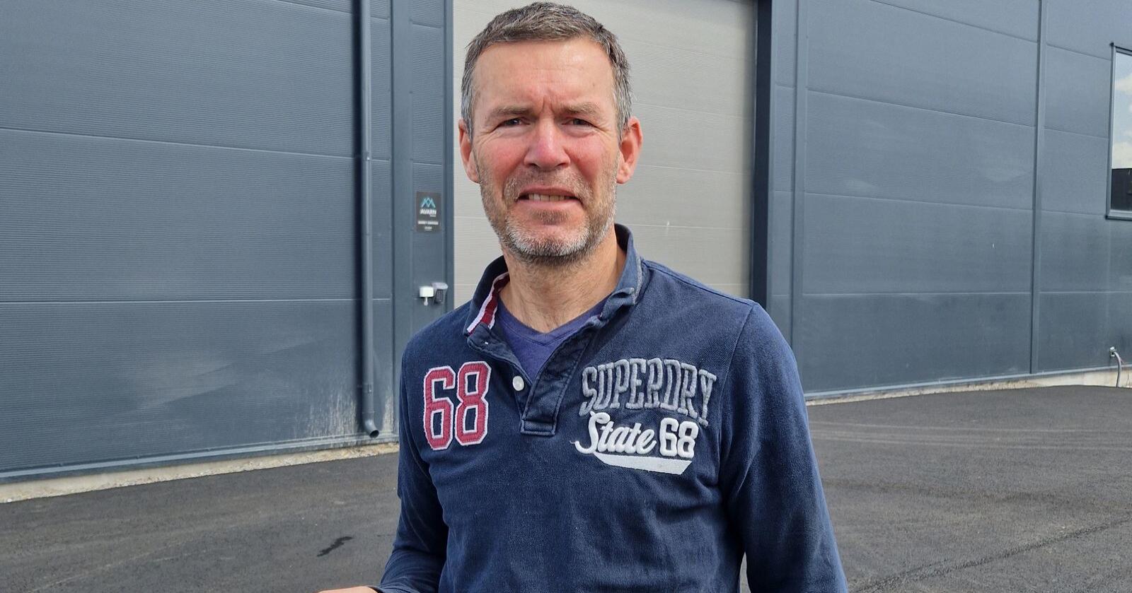Daglig leder Øyvind Simonsen i Norges nye og eneste snusfabrikk har som mål å selge åtte millioner snusbokser i året. I Våler jubler de over utsikt til 50 nye arbeidsplasser de neste årene. Foto: Privat