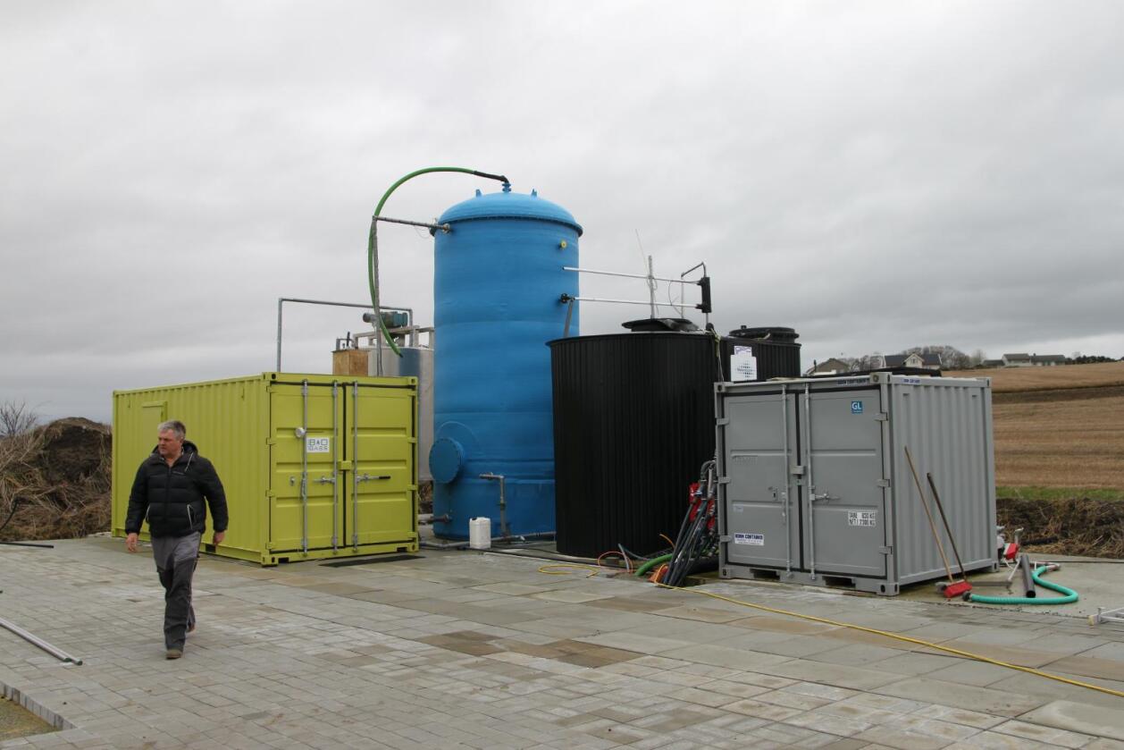 Eget anlegg: De aller fleste som leverer husdyrgjødsel til biogassanlegg, leverer til Greve biogassanlegg i Vestfold. Olav Røysland har sitt eget biogassanlegg på gården. 