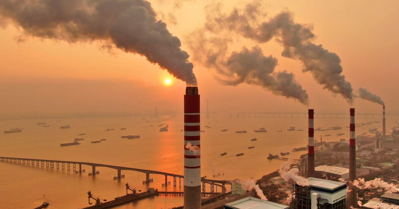 Godt over to tredeler av CO2-utslippene fra verdens kraftverk kommer fra under 5 prosent av dem. Her fra et kraftverk i Kina. Foto: Chinatopix / AP / NTB