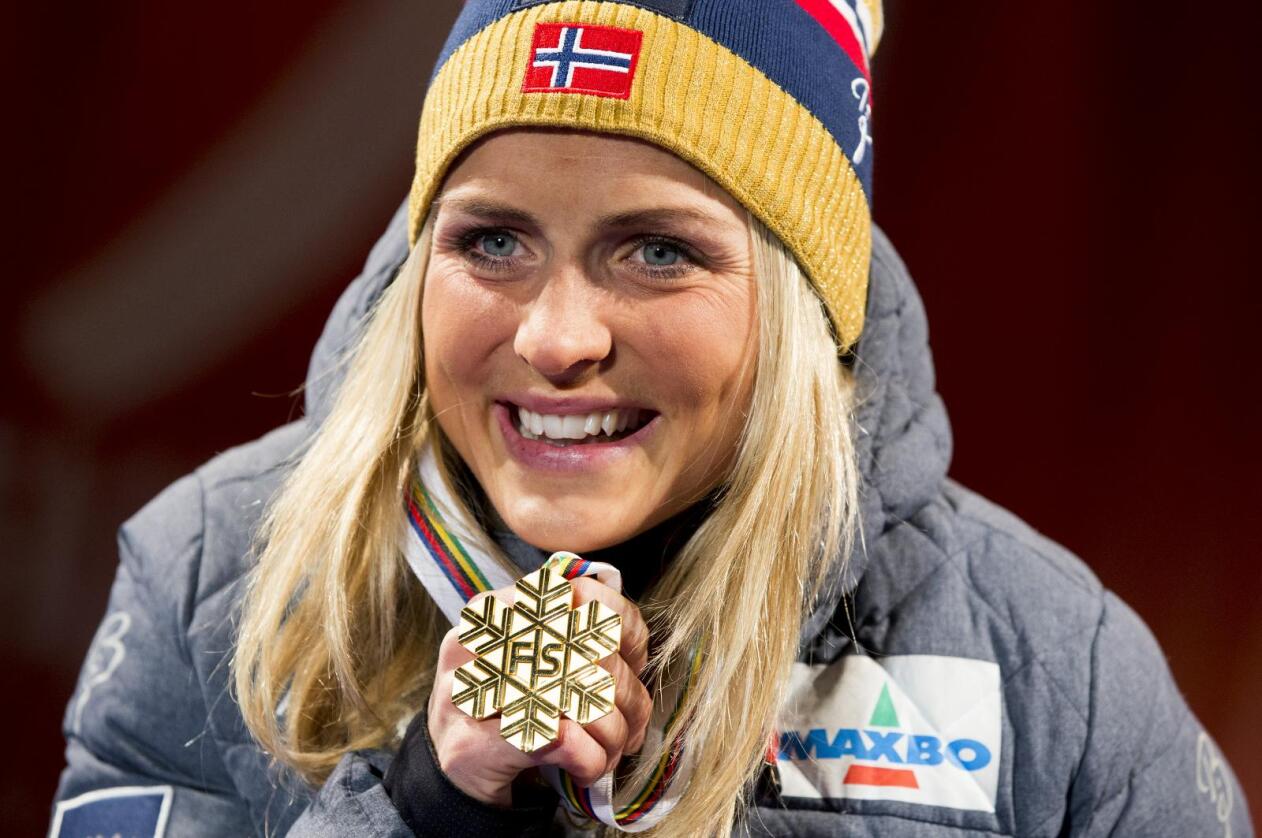 Therese Johaug med gullmedaljen under medaljeseremonien i 15 km skiathlon for kvinner i Falun lørdag kveld. Foto: Vegard Wivestad Grøtt / NTB scanpix