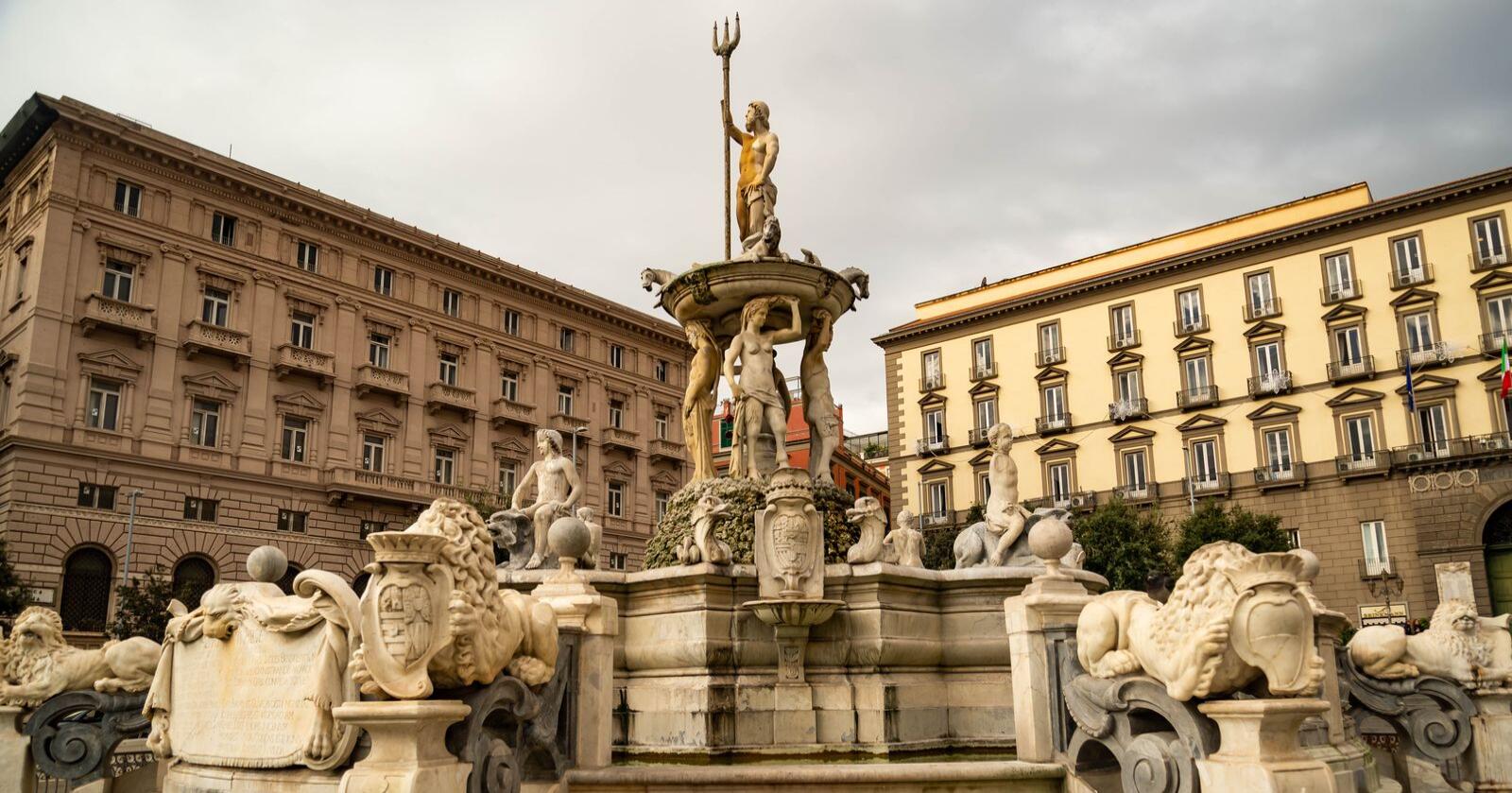 Opptil én million mennesker tilknyttet svart økonomi skal være rammet av pengemangel i Sør-Italia. Her illustrert med Neptune-fontenen i Napoli. Foto: Mostphotos