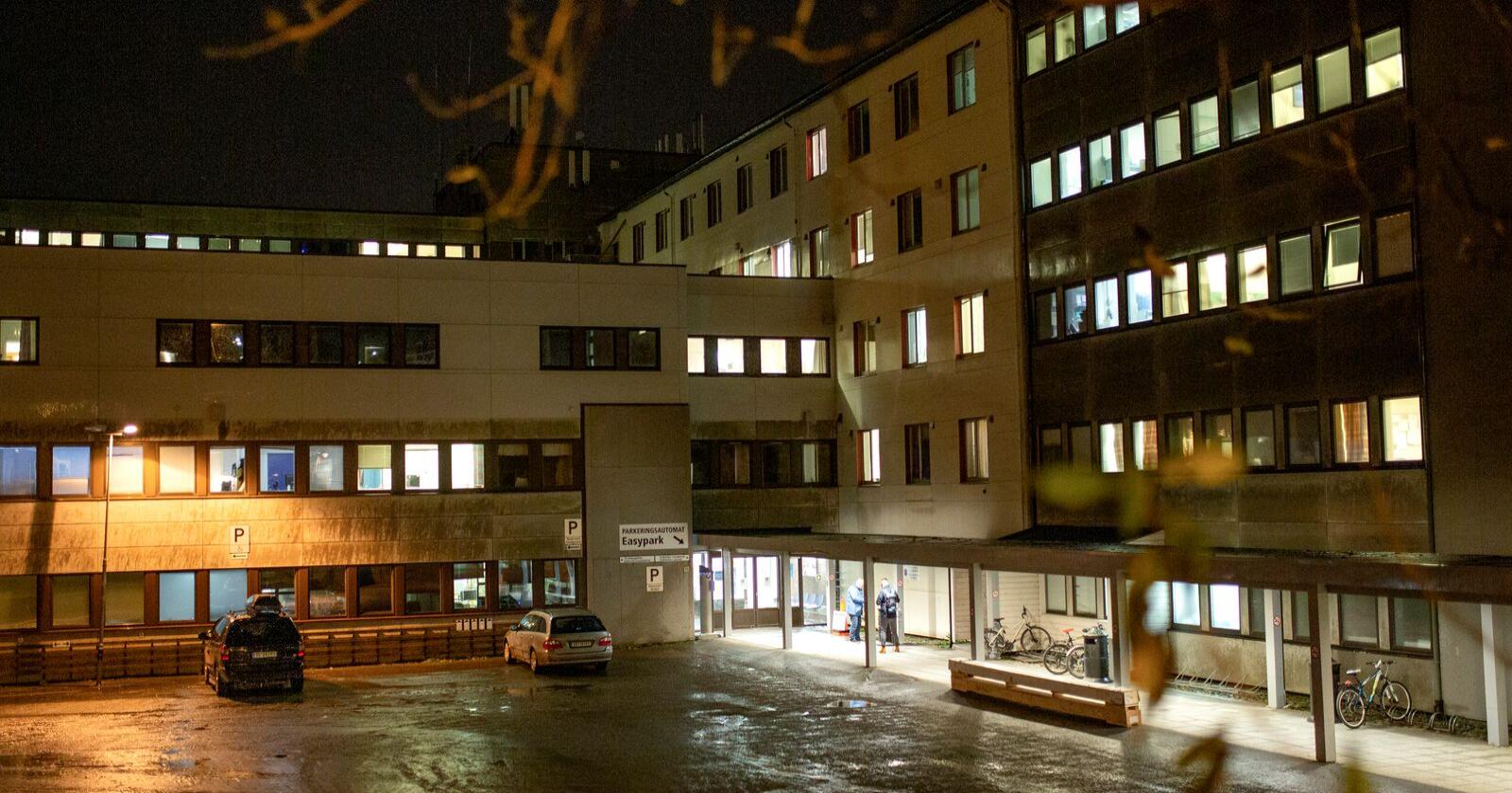 Sykehuset i Hammerfest har avlyst flere legetimer fordi spesialister ikke kommer seg fram til sykehuset. Foto: Tor Even Mathisen / NTB