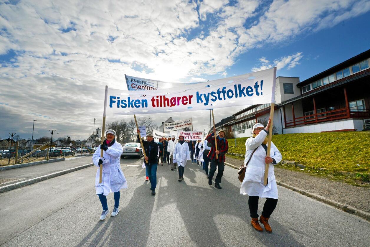 Demonstrerer: Nok er nok for mange folk, arbeidarar og lokalsamfunn i Nord-Noreg. No står kampen om fiskeressursane for fullt, som her i Melbu i Vesterålen. Foto: Siri Juell Rasmussen
