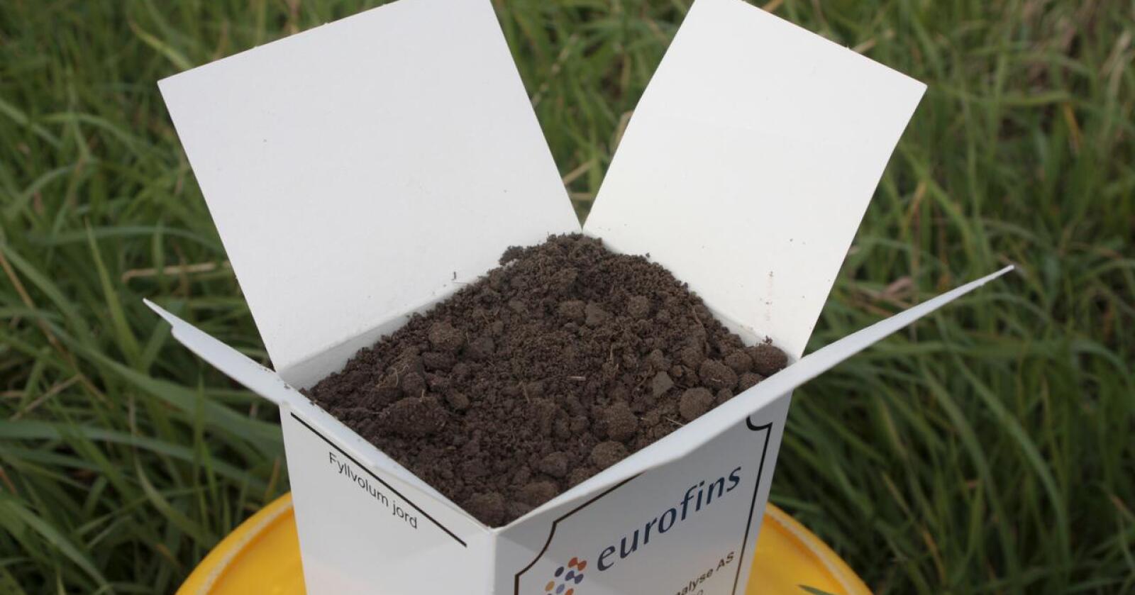 KARBONSJEKK: Nye jordprøveanalyser fra Eurofins Agro kan gi deg svar på hvordan det står til med karbonlagringa i den dyrka marka. Foto: Werner Sveum