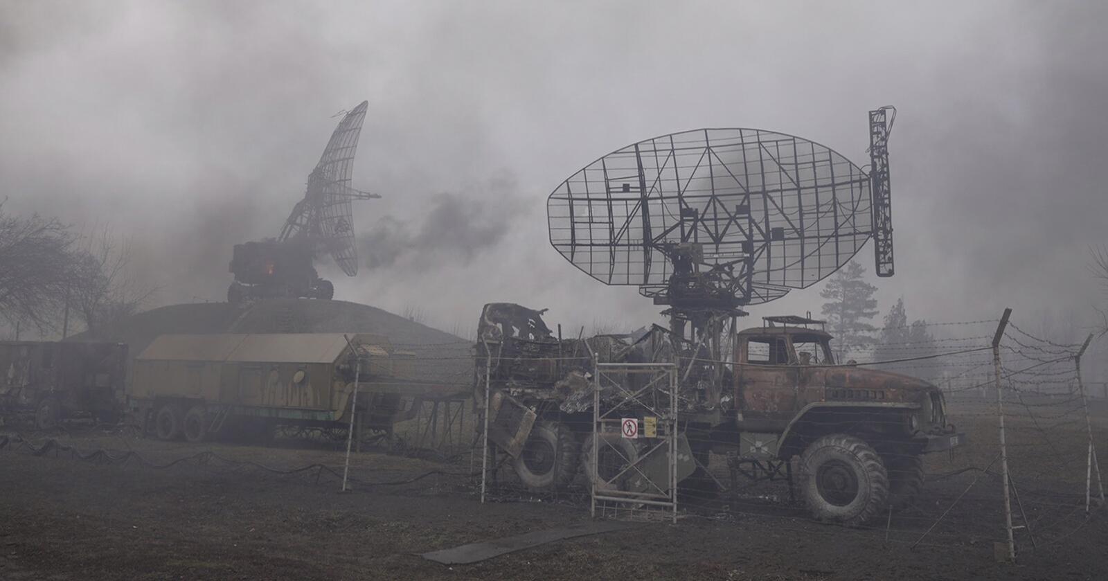 Usikkerheten som råder etter Russlands invasjon av Ukraina gir store utslag på kraftmarkedet torsdag. Her stiger røyk fra en luftforsvarsbase i Muriopol i Ukraina etter det som skal være et russisk angrep. (Foto: AP/NTB/Evgeniy Maloletka)
