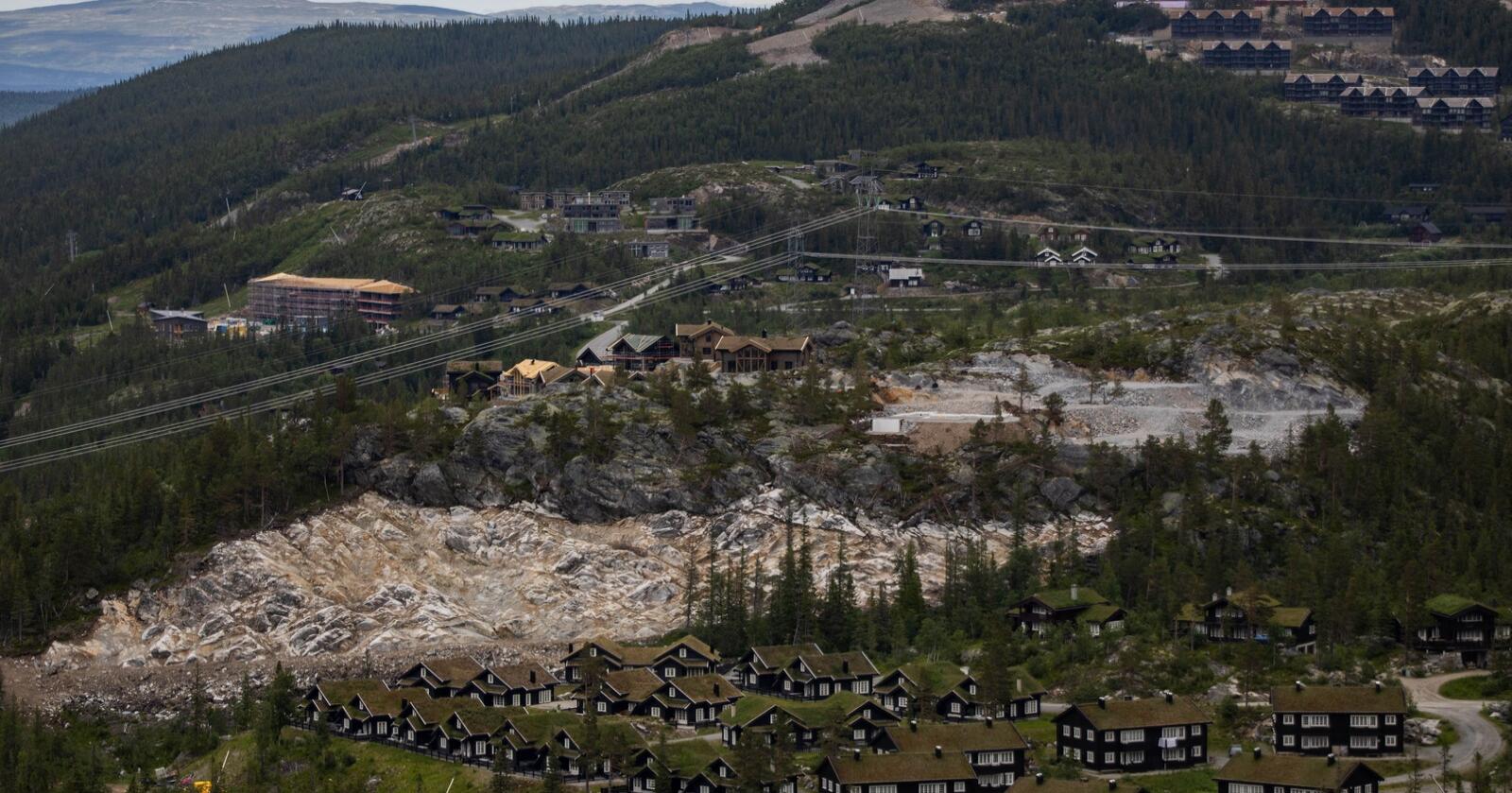Tar natur: Hyttebygging tar store, nye jafs av urørt natur hvert år. Her lelighetskompleks og hytter på Gausta i Telemark. Foto: Guro Flaarønning