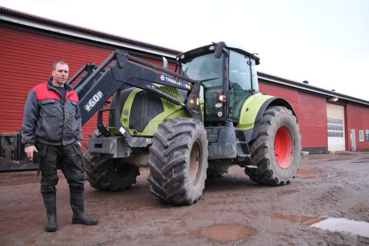 FUNNET: Denne traktoren, en Claas Axion 2008-modell, ble stjålet fra Melsom ei høstnatt i 2016. To år senere ble traktoren funnet i Polen. Da kjøpte Bjørn Dybo Breivik traktoren tilbake. Foto: Knut Houge