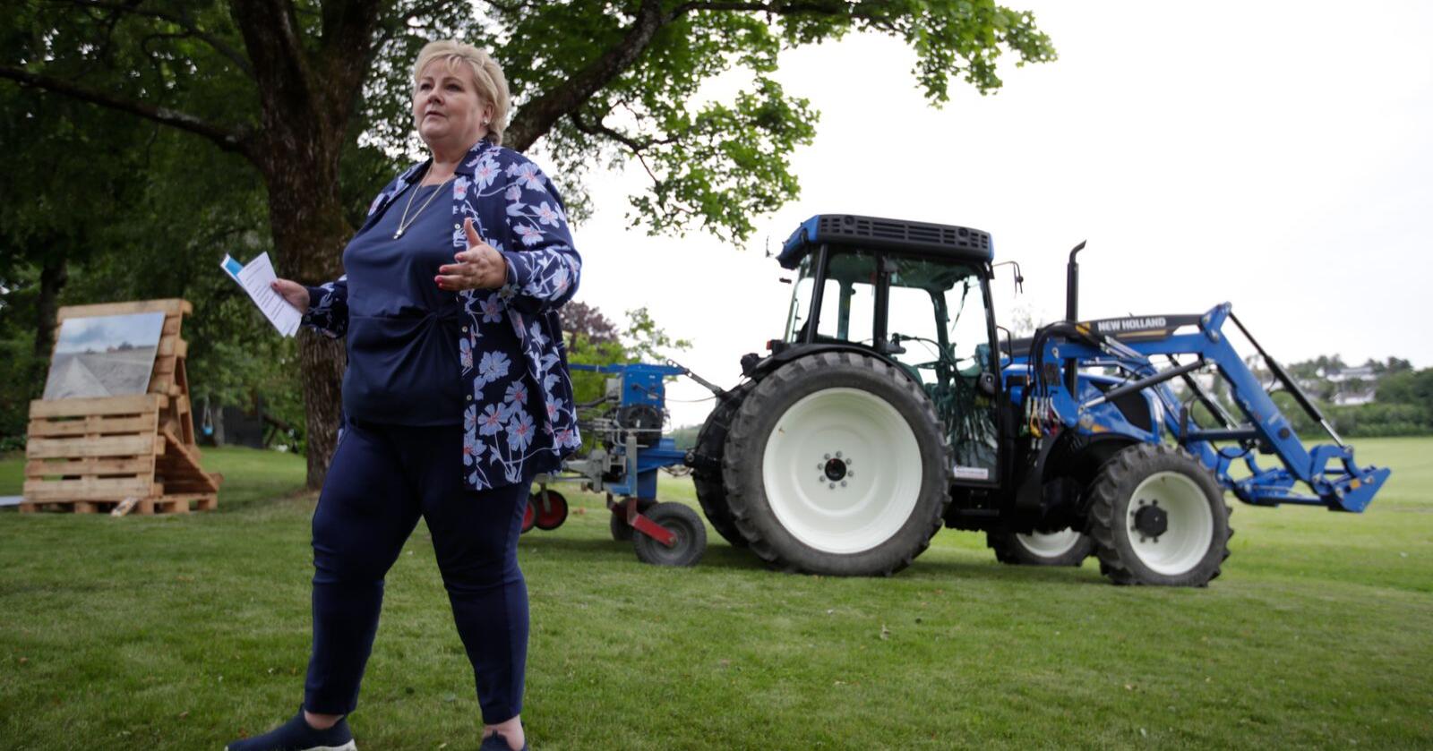 På jordet: Erna Solberg angriper jordbruksoppgjøret på feil faktagrunnlag. Foto: Hanna Johre / NTB