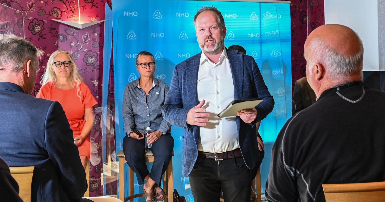Per Øyvind Langeland, avdelingsdirektør for politikk og samfunnskontakt i NHO, presenterte rapporten under Arendalsuka.