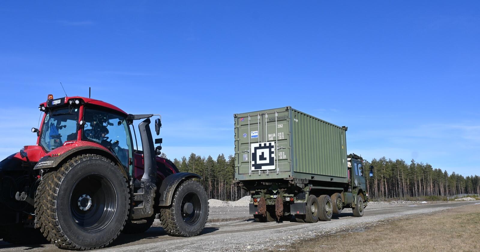 Valtra: Forsvaret har signert en avtale med Valtra, som betyr at de skal kjøpe Valtra-traktorer til vedlikeholdsoppgaver de neste to årene. 