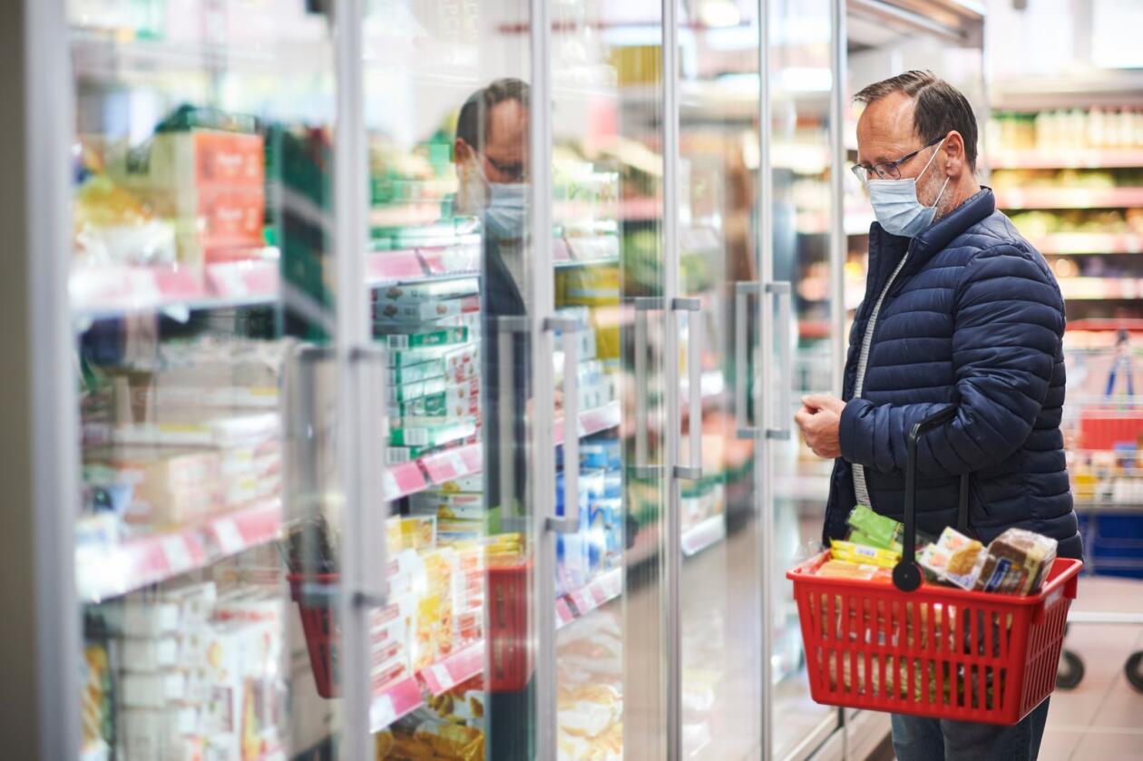 Dagligvarebutikkene vil for mange forbrukere være et naturlig sted å handle også produkter med «den gode historien», selv om de ikke møter produsenten der, skriver forfatteren av kronikken.  Foto: Shutterstock / NTB